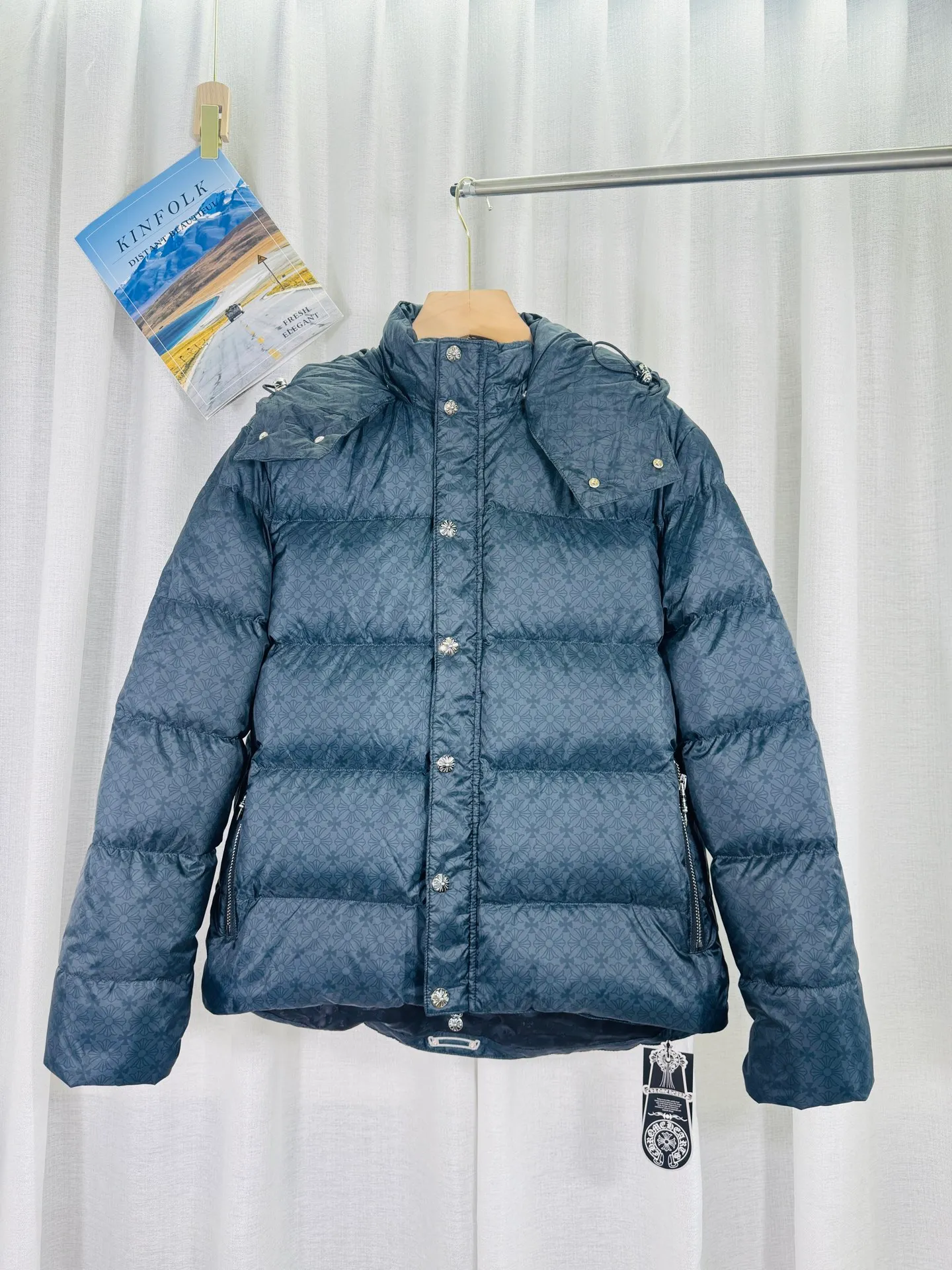 P780 top version 🐮 Real shot without P, ​​different from market products] Chrome Hearts ❄️ Winter environmentally friendly down jacket series ❄️ Chrome Hearts dark pattern series hooded down jacket is available at the counter at the same time ❤ The hood is detachable! The best Guangzhou national standard 90 velvet on the market! ! The world’s highest fluffiness of 900D! ! High standard and sufficient down filling! ! Exterior windproof and waterproof dark pattern custom fabric, interior high-grade dark pattern lining fabric to prevent lint, original hardware molding, exquisite craftsmanship details, casual or formal wear ✨ slim fit and not bloated Recommended color: Customized dark pattern flower series Code number: S, M, L, XL
